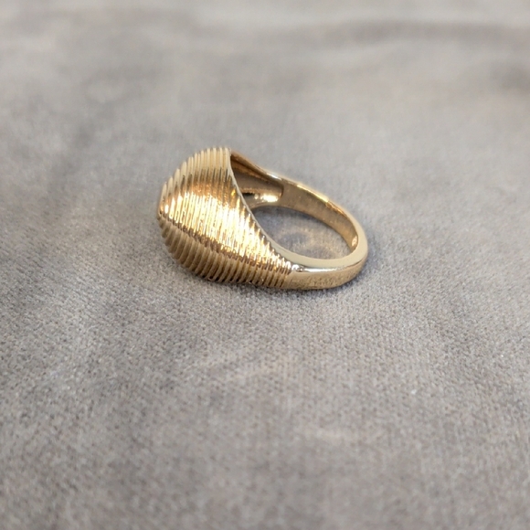 Shell-Texture Statement Ring - Goldtone Size 7 - Picture 8 of 10